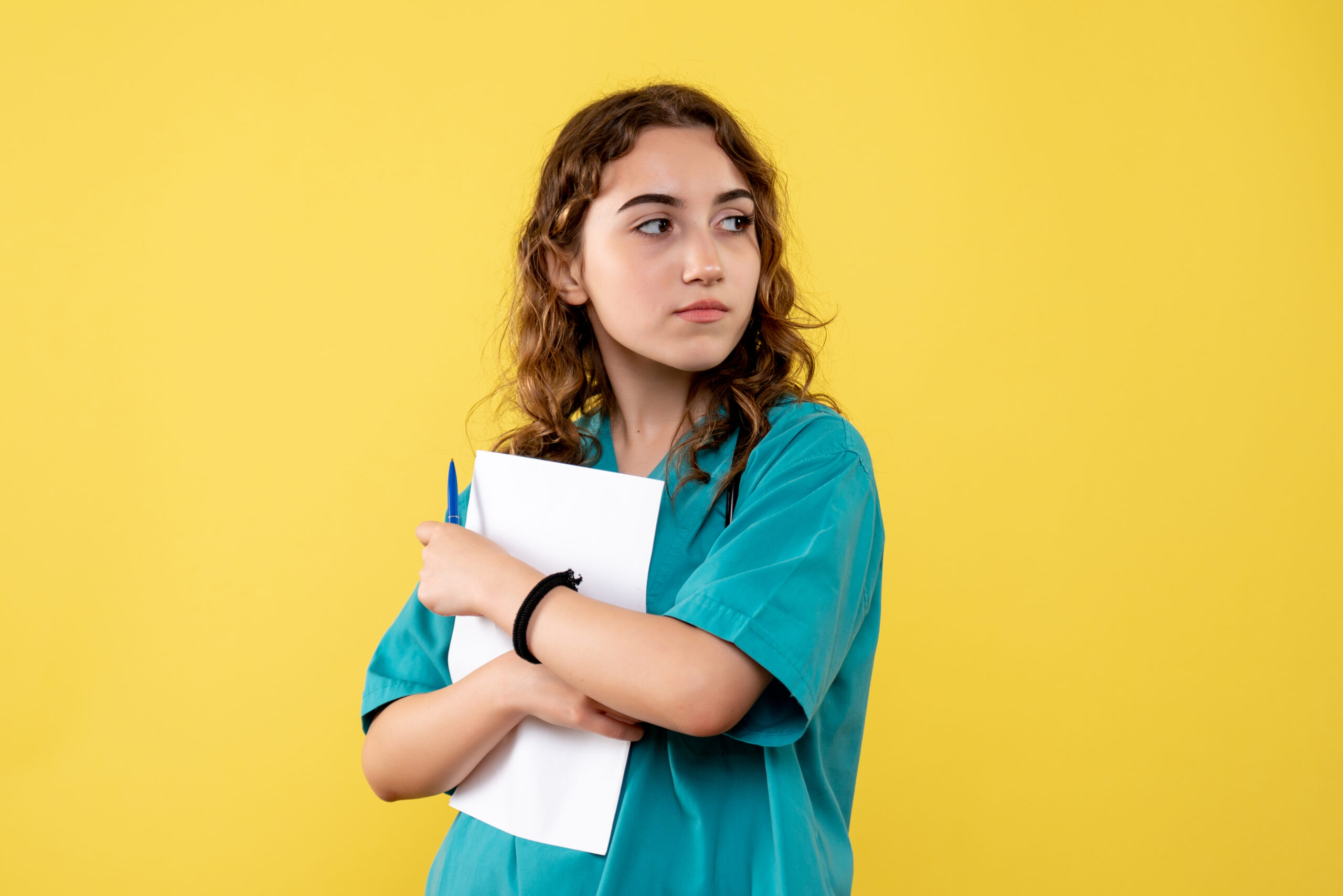 vue-face-femme-medecin-chemise-medicale-tenant-analyse-papier-emotion-pandemie-sante-covid-19-uniforme-virus